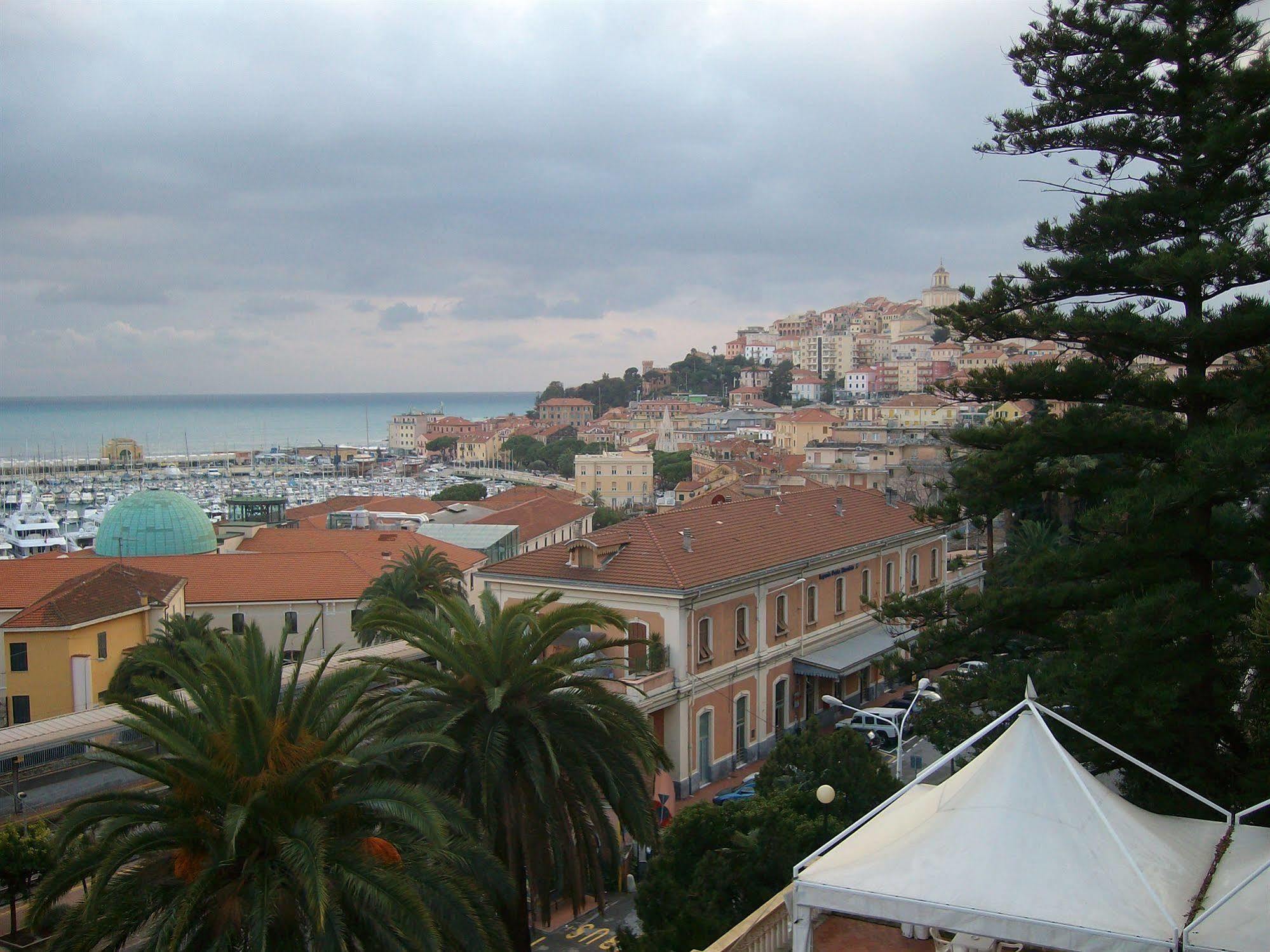 Hotel Miramare Imperia Exterior photo